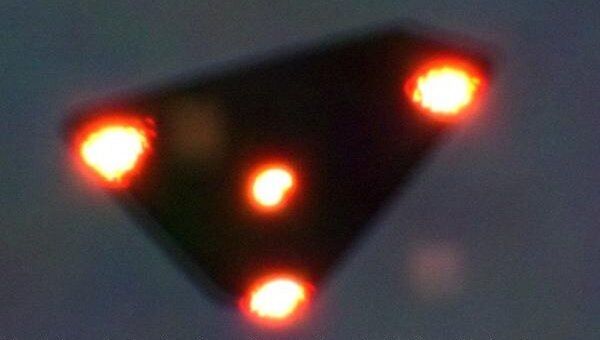 Летающий треугольник, который якобы был сфотографирован во время &quot;Бельгийской волны НЛО&quot; 15 июня 1990 года над Валлонией, Бельгия.  - Sputnik Узбекистан
