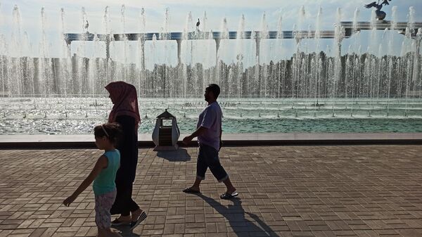 Семья освежается от прохлады фонтана - Sputnik Ўзбекистон