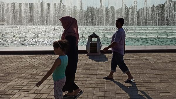 Семья освежается от прохлады фонтана - Sputnik Узбекистан