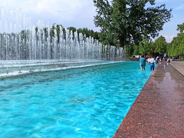 Впрочем, в такую жару и сами взрослые не против войти в прохладную воду многочисленных городских фонтанов. За одежду можно не переживать — она высохнет в очень короткое время. - Sputnik Узбекистан