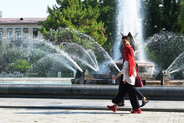 Парень с девушкой прогуливаются у фонтана возле ГАБТА им. А. Навои. - Sputnik Узбекистан