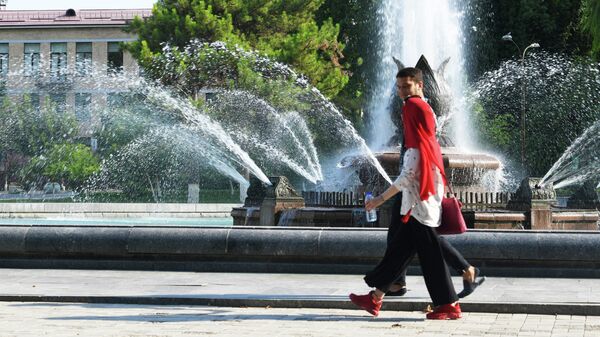 Парень с девушкой у фонтана возле ГАБТА - Sputnik Узбекистан