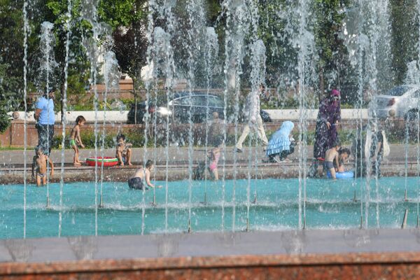 Как, например, в этом фонтане на площади Мустакиллик.  - Sputnik Узбекистан
