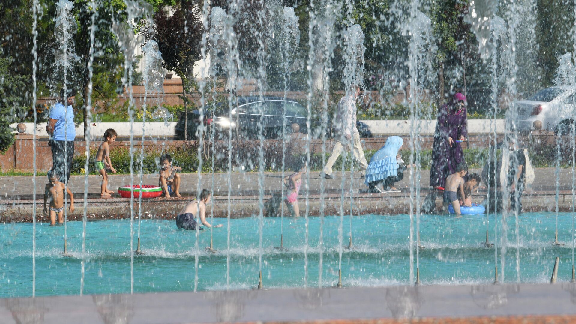 Фонтан на площади Мустакиллик — островок рая и радости для детей и их родителей - Sputnik Узбекистан, 1920, 09.04.2022