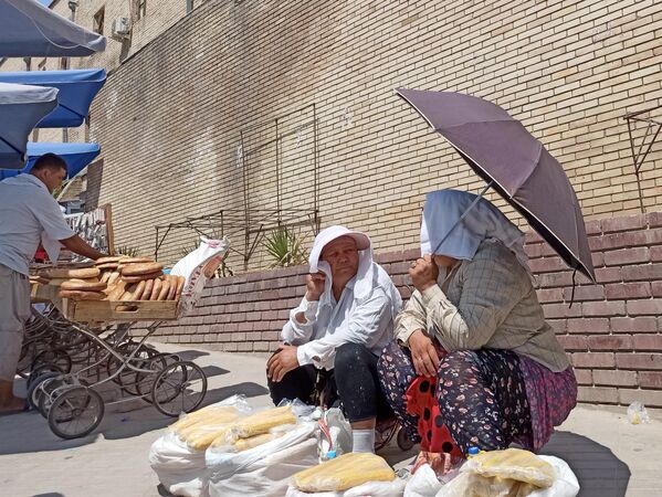 Впрочем, как и любой другой рынок города. Если нет навесов, торговцы спасаются от солнца под зонтом, как эти продавщицы кукурузы на рынке Чорсу. - Sputnik Узбекистан