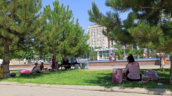 Пикник у фонтана рядом с цирком - Sputnik Узбекистан