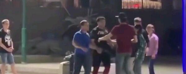 Скейтеры против качков: самая обсуждаемая драка в Ташкенте - видео - Sputnik Ўзбекистон