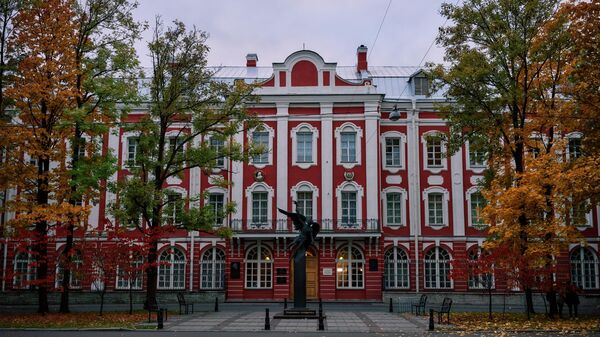 Главное здание Санкт-Петербургского государственного университета на Васильевском острове в Санкт-Петербурге - Sputnik Узбекистан