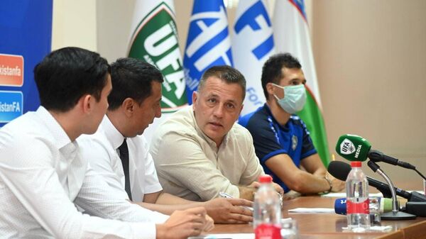 V Tashkent pribil trener futbolnoy akademii Barselona - Sputnik O‘zbekiston