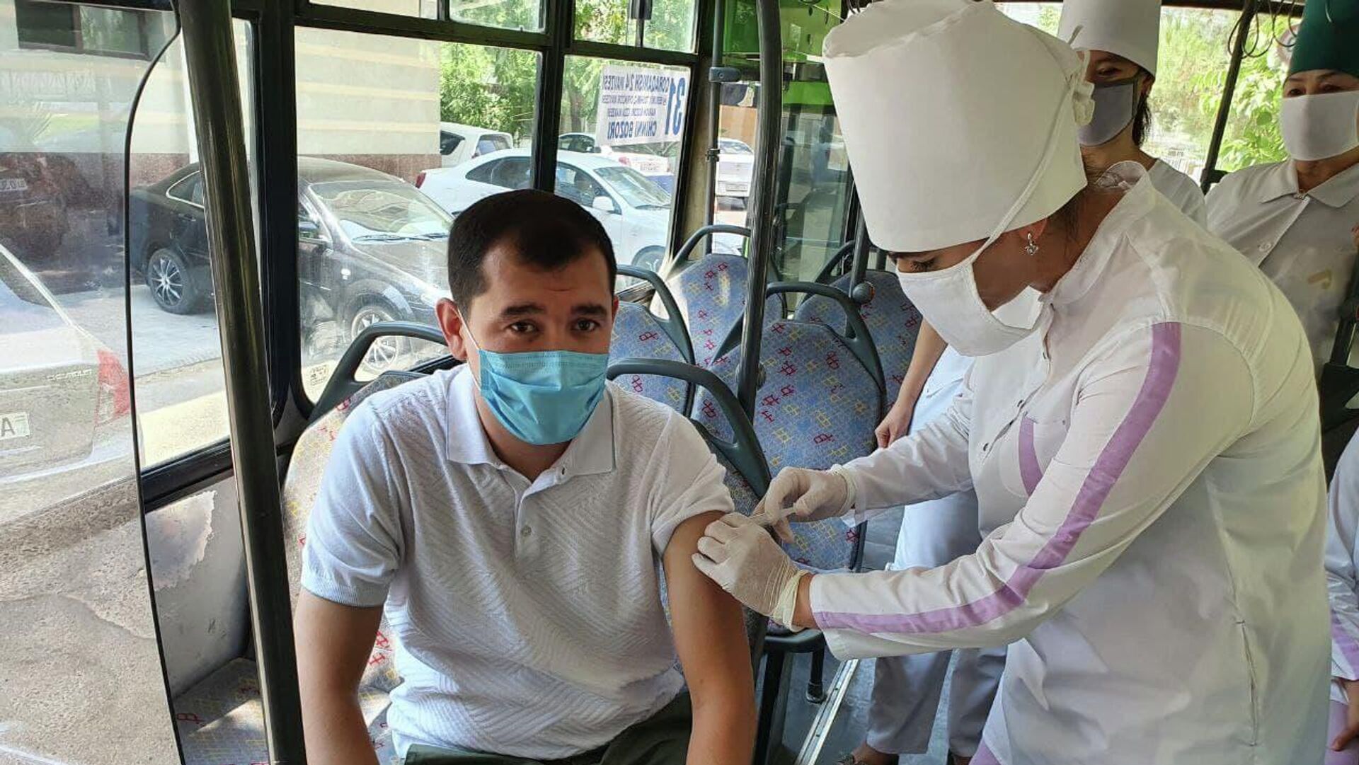 В Ташкенте начали вакцинацию в местах массового скопления людей - Sputnik Узбекистан, 1920, 08.07.2021