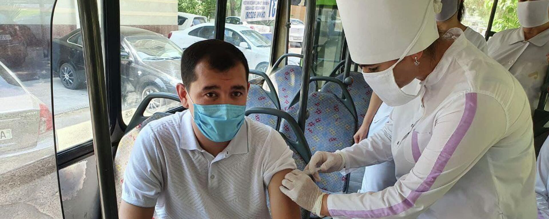 В Ташкенте начали вакцинацию в местах массового скопления людей - Sputnik Ўзбекистон, 1920, 18.07.2021