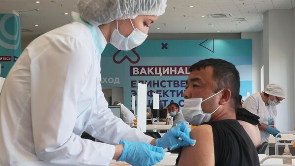 Центр вакцинации от COVID-19 в Лужниках - Sputnik Ўзбекистон