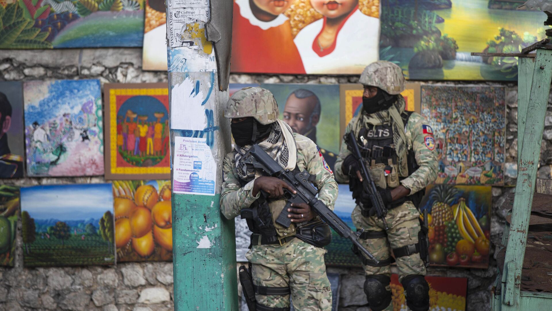 Солдаты патрулируют Петион Вилль, район, где жил покойный президент Гаити Жовенель Мойз, в Порт-о-Пренсе, Гаити - Sputnik Ўзбекистон, 1920, 11.07.2021