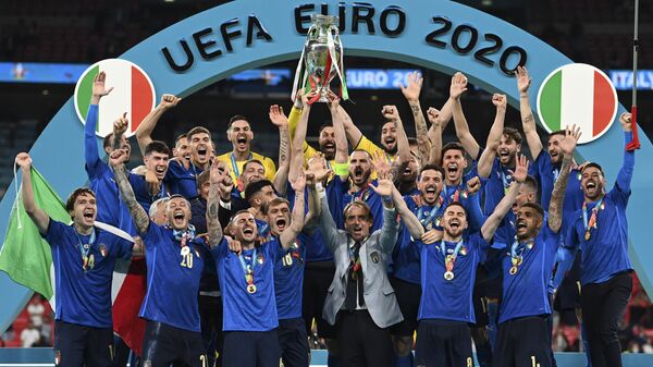 Сборная Италии празднует победу на пьедестале почета после победы в финале Евро-2020 - Sputnik Узбекистан