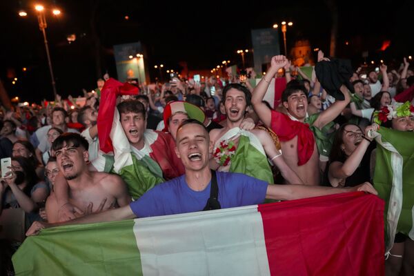 Болельщики Италии празднуют победу в Риме.  - Sputnik Узбекистан