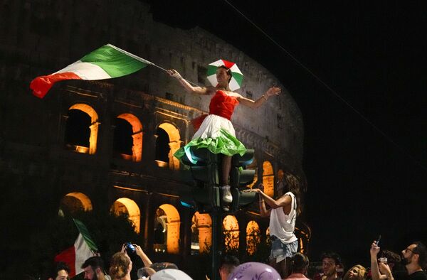 Итальянцы размахивают флагами у Колизея в Риме. - Sputnik Узбекистан