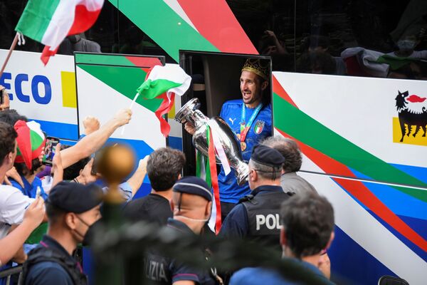 Игрок сборной Италии Джорджо Кьеллини с кубком выходит из автобуса у отеля Parco dei Principi после победы на Евро-2020. - Sputnik Узбекистан
