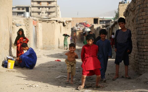 Юнцы с присущей возрасту детской непосредственностью коротают время во временном лагере для пострадавших в результате боевых действий на одной из улиц Кабула.  - Sputnik Узбекистан