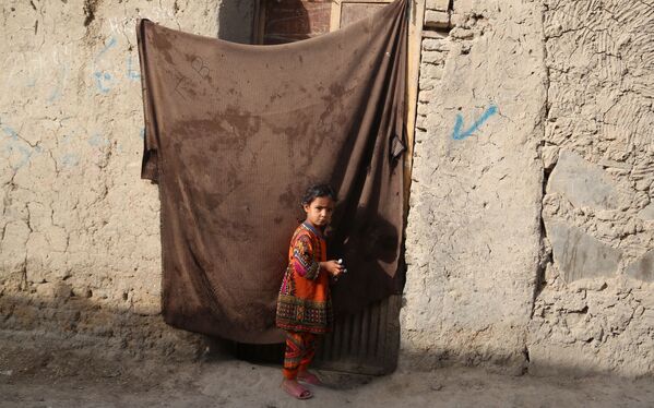 Девочка во временном лагере для пострадавших в результате боевых действий на одной из улиц Кабула.  - Sputnik Узбекистан