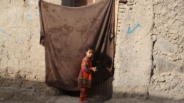 Девочка во временном лагере для пострадавших в результате боевых действий, на одной из улиц Кабула - Sputnik Узбекистан