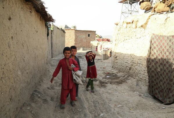 Дети во временном лагере для пострадавших в результате боевых действий на одной из улиц Кабула. - Sputnik Узбекистан