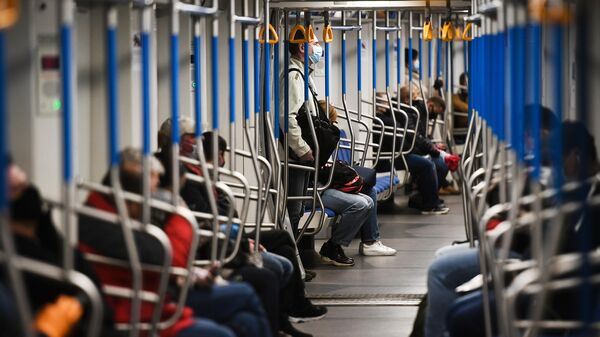 Пассажиры в поезде метро - Sputnik Узбекистан