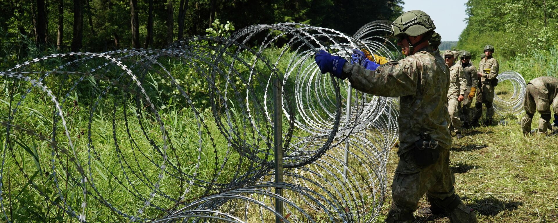 Солдаты литовской армии устанавливают забор из колючей проволоки на границе с Беларусью в городе Друскининкай - Sputnik Узбекистан, 1920, 14.07.2021
