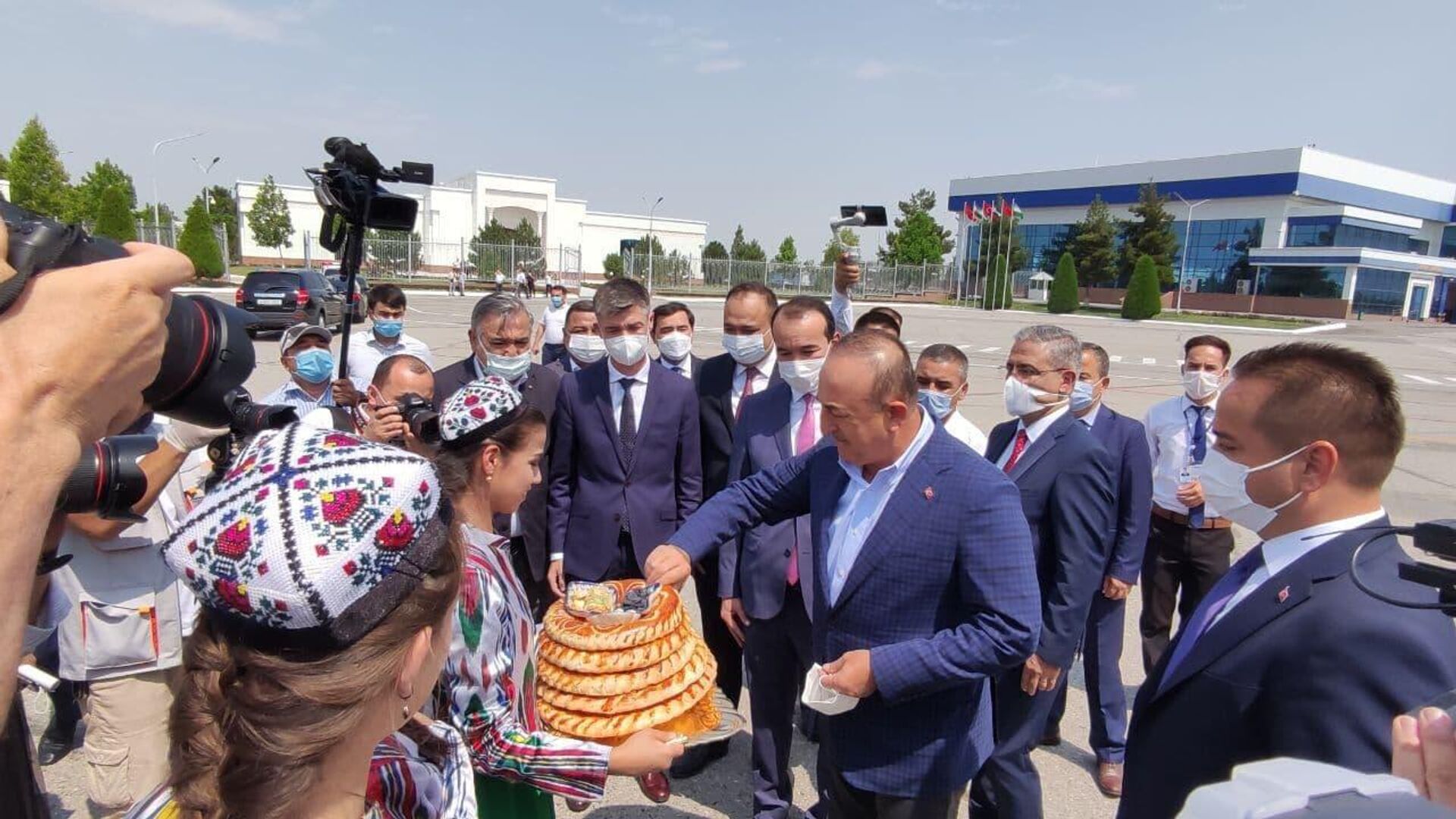 Глава МИД Турции прибыл в Узбекистан - Sputnik Узбекистан, 1920, 14.07.2021