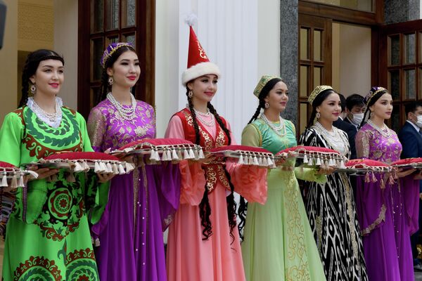 Девушки в национальных костюмах - Sputnik Узбекистан
