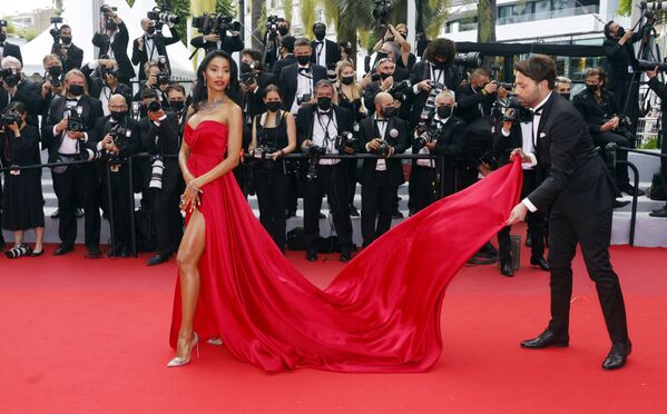 Актриса Мэйлин Агирре позирует на красной дорожке во время показа фильма &quot;Франция&quot;. Она надела алое платье с длинным шлейфом.  - Sputnik Узбекистан