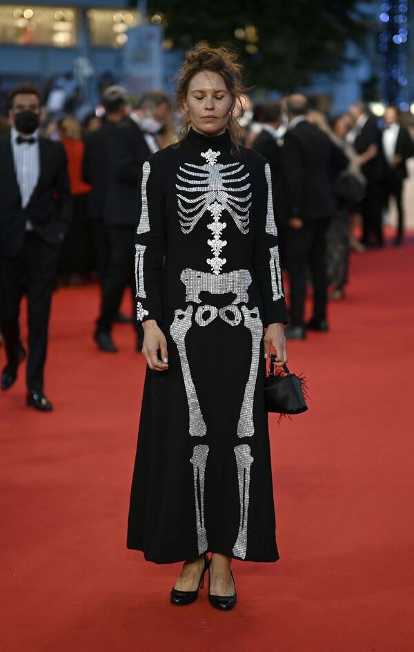 Финская актриса Сейди Хаарла приехала на показ фильма &quot;Титан&quot; в наряде с изображением скелета человека. - Sputnik Узбекистан