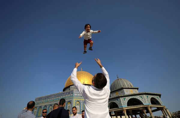 Палестинцы отмечают первый день мусульманского праздника Курбан-хайит на территории Храмовой горы.  - Sputnik Узбекистан