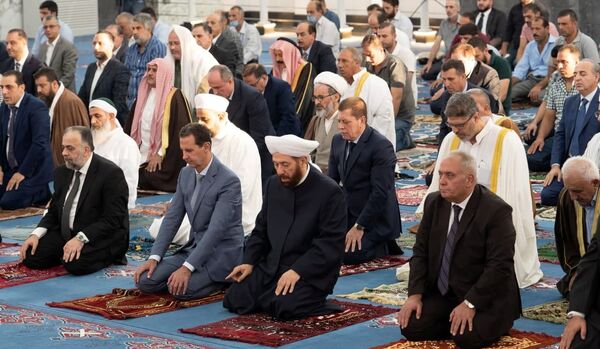 Президент Сирии Башар аль-Асад посещает молитву в честь праздника Ид аль-Адха в мечети Халид бин аль-Валид в районе Халидия города Хомс, Сирия. - Sputnik Узбекистан