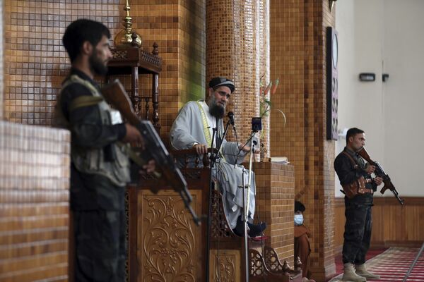 В сопровождении военных священнослужитель ведет проповедь в мечети во время молитвы Курбан-байрам в Кабуле, Афганистан.  - Sputnik Узбекистан