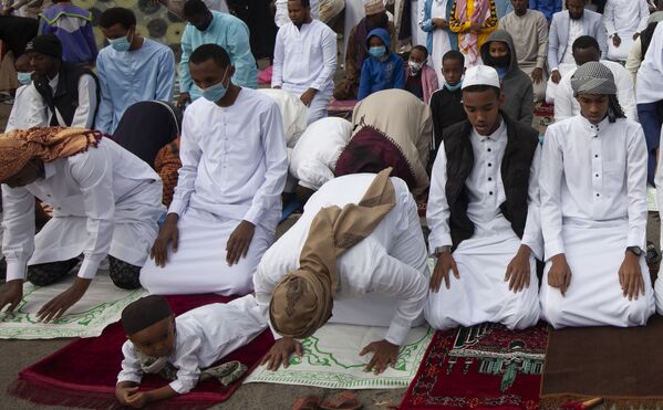 Мусульмане разных поколений собираются на молитву, чтобы отпраздновать Ид аль-адха в Найроби, Кения. - Sputnik Узбекистан