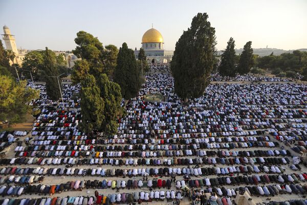 Десятки тысяч верующих мусульман посещают молитву Ид аль-адха рядом с мечетью аль-Акса в Старом городе Иерусалима. - Sputnik Узбекистан