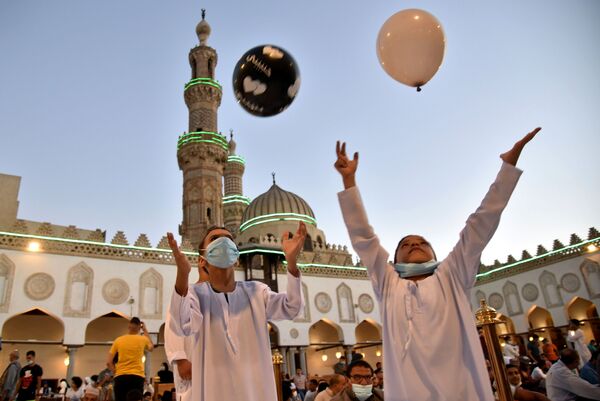 Дети играют в мяч после праздничной молитвы в мечети аль-Азхар в Каире, Египет. - Sputnik Узбекистан