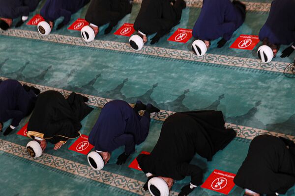 Верующие во время богослужения в честь праздника Курбан-хайит в Московской соборной мечети. - Sputnik Узбекистан