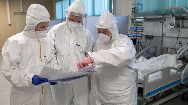 Медицинские работники в отделении реанимации и интенсивной терапии в госпитале для больных COVID-19 - Sputnik Ўзбекистон