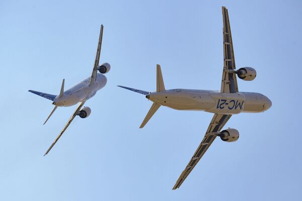 Пассажирские самолеты МС-21-300 и МС-21-310 во время выполнения летной программы на МАКС-2021 - Sputnik Узбекистан
