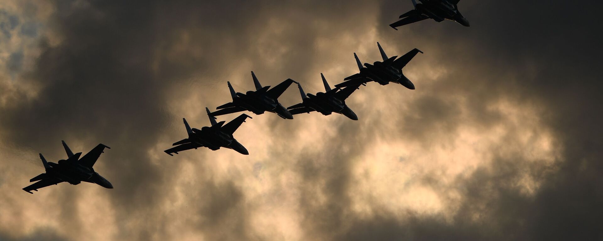 Пилотажная группа Русские витязи на самолетах Су-30СМ  во время выполнения летной программы на МАКС-2021 - Sputnik Ўзбекистон, 1920, 29.07.2021