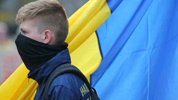 Молодой человек на фоне украинского флага - Sputnik Ўзбекистон
