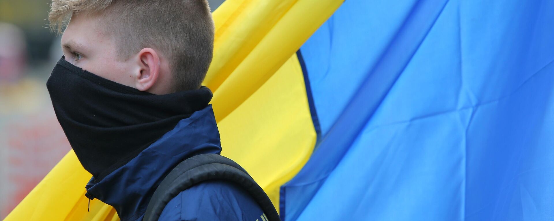 Молодой человек на фоне украинского флага - Sputnik Ўзбекистон, 1920, 25.08.2021
