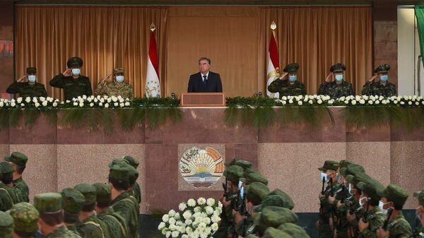 Эмомали Рахмон выступил перед военнослужащими Вооруженных сил и правоохранительных органов Таджикистана - Sputnik Узбекистан
