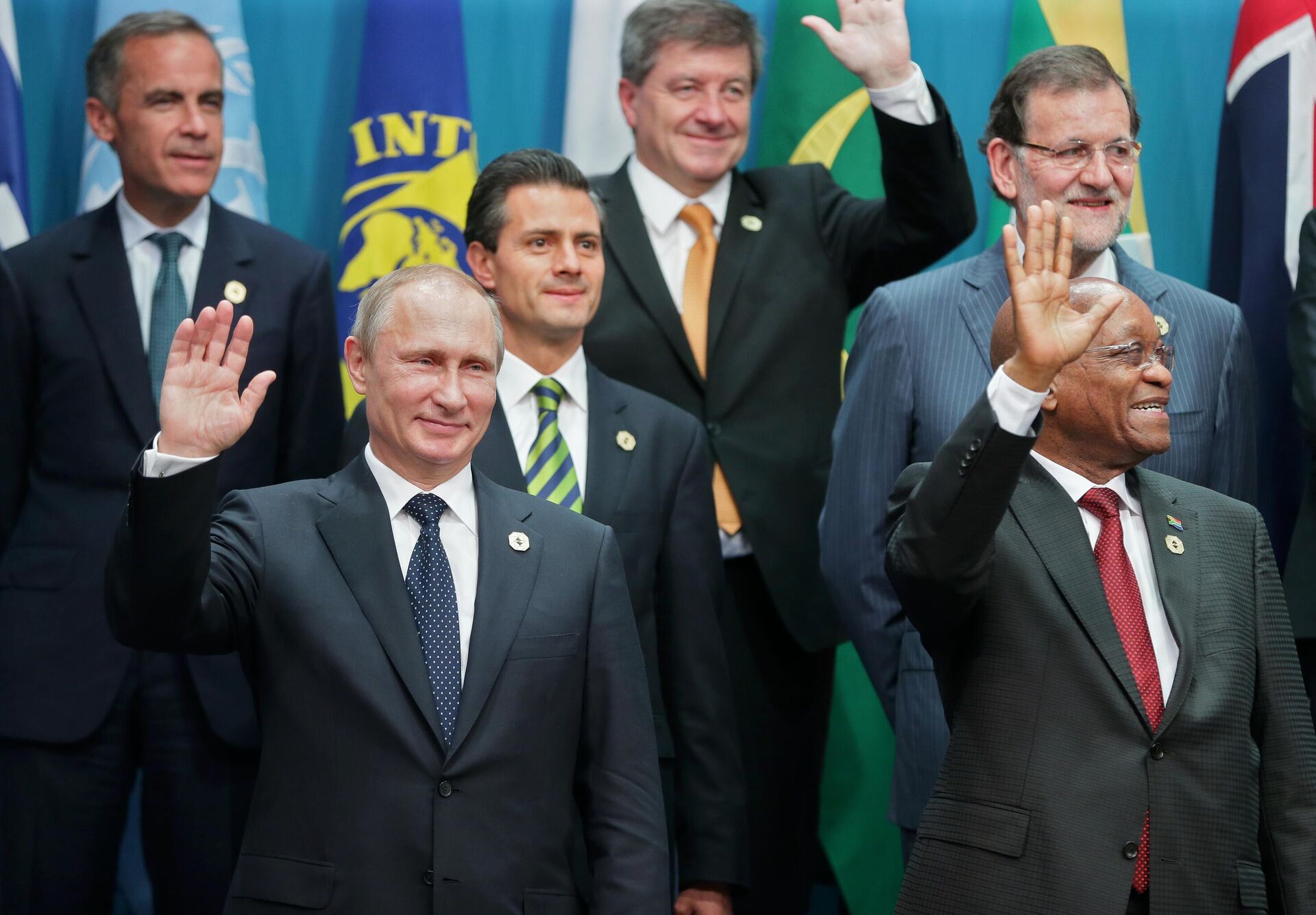 Президент РФ Владимир Путин на церемонии фотографирования глав делегаций государств-участников G-20 - Sputnik Узбекистан, 1920, 22.07.2021