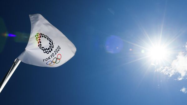 Флаг с символикой Олимпийских игр в Aomi Urban Sports Park в Токио. - Sputnik Узбекистан