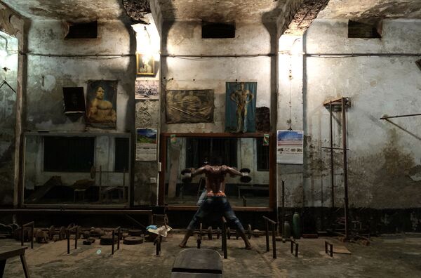 Снимок &quot;Старая качалка&quot; (The Old Gym) фотографа из Бангладеш Mahabub Hossain Khan, занявший 1-е место в номинации &quot;Образ жизни&quot;. - Sputnik Узбекистан