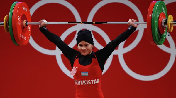 Uzbekskaya shtangistka Muattar Nabiyeva podnyala 98 kg i ustanovila olimpiyskiy rekord. - Sputnik O‘zbekiston