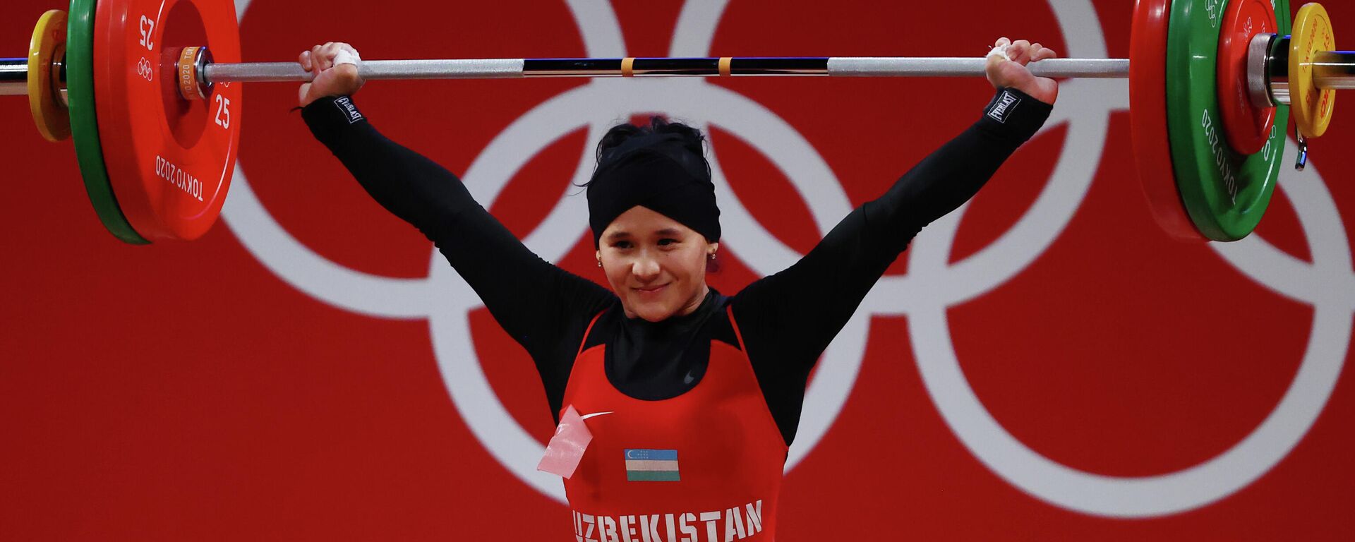 Узбекская штангистка Муаттар Набиева подняла 98 кг и установила олимпийский рекорд. - Sputnik Ўзбекистон, 1920, 26.07.2021