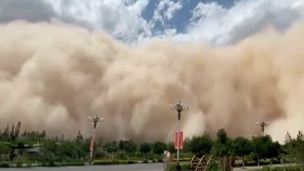 Как из фильма-катастрофы: Китай накрыло гигантское облако пыли - Sputnik Узбекистан